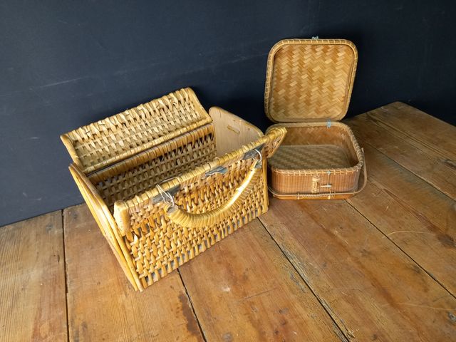 CESTO DE CAMPO Y CAJA DE MIMBRE AÑOS 60.