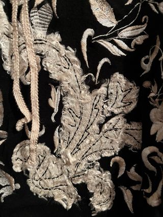 Camiseta negra con bordados florales