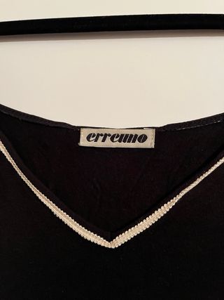 Camiseta negra con bordados florales