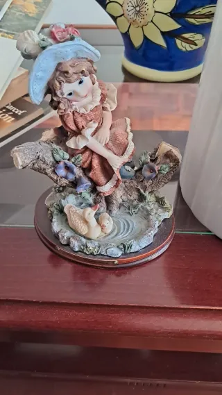 Figura niña con patitos