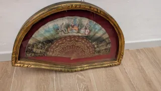 Abanico decorativo de pared dorado