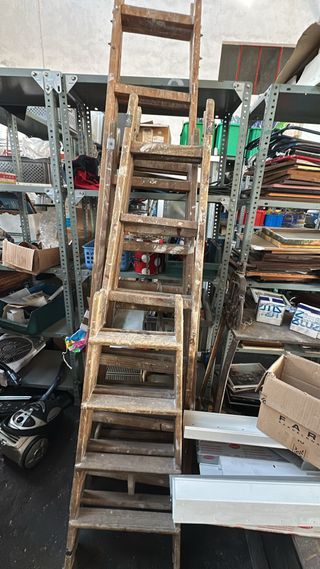 Escalera de madera plegable