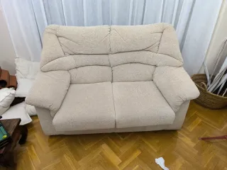 2 Sofás, de tela. Uno más grande que el otro