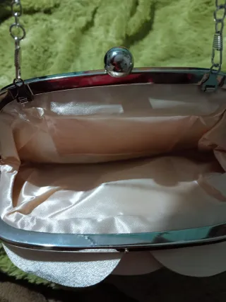 Bolso de mano flor beige con cadena