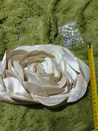Bolso de mano flor beige con cadena