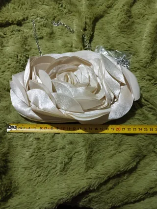 Bolso de mano flor beige con cadena