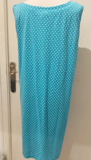 Vestido de casa azul con lunares blancos