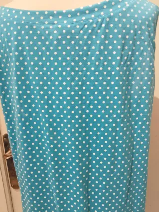 Vestido de casa azul con lunares blancos