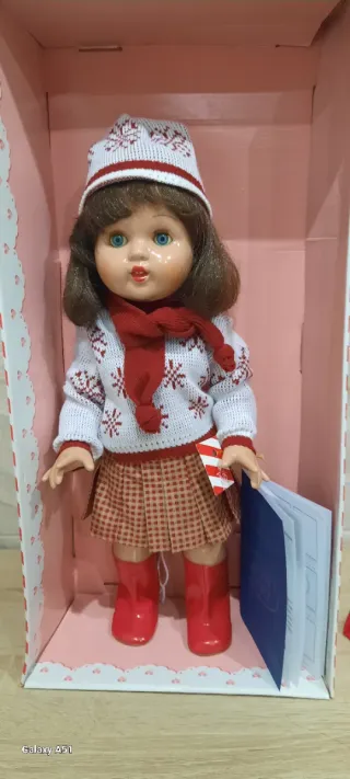 Muñeca Mariquita Perez con vestido y gorro