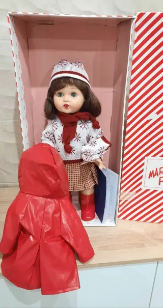 Muñeca Mariquita Perez con vestido y gorro