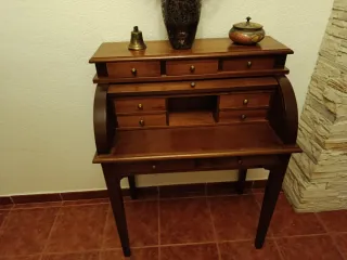 Escritorio de madera con persiana