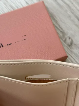 Tarjetero acolchado Miu Miu beige