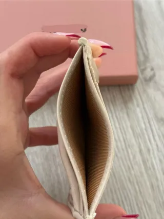 Tarjetero acolchado Miu Miu beige