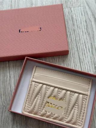 Tarjetero acolchado Miu Miu beige