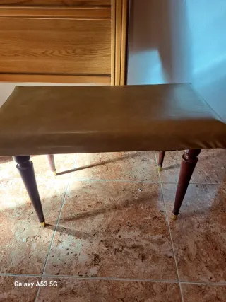 Banqueta pie de cama de cuero y madera