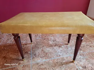 Banqueta pie de cama de cuero y madera