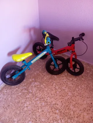 Bicicleta infantil azul y roja