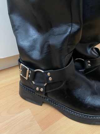 Botas altas negras con hebilla
