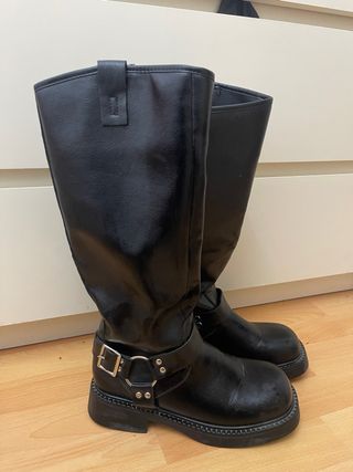 Botas altas negras con hebilla