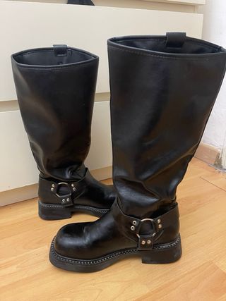 Botas altas negras con hebilla