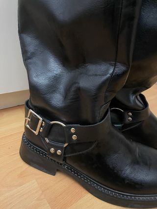 Botas altas negras con hebilla
