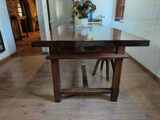 Mesa de madera antigua con cajones