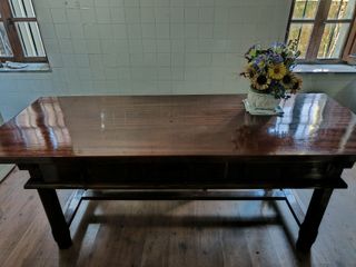 Mesa de madera antigua con cajones