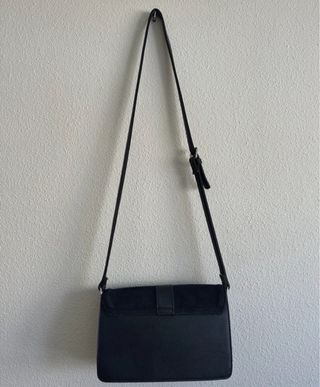 Bolso negro con hebilla y ojales