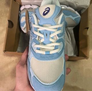 Zapatillas Asics Azules y Blancas