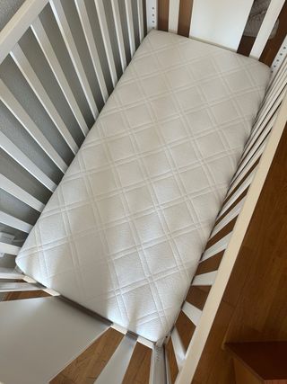 Cuna de bebé blanca sin colchon