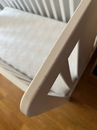 Cuna de bebé blanca sin colchon