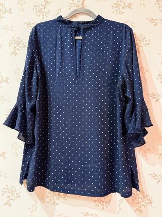 Blusa azul marino con topos blancos