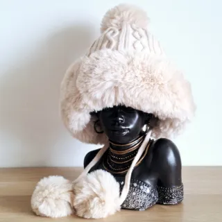 Gorro de Pelo con Pompones