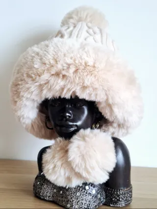 Gorro de Pelo con Pompones