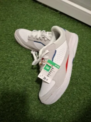 Zapatillas deportivas para niño de color  blanco.