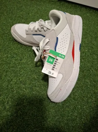 Zapatillas deportivas para niño de color  blanco.