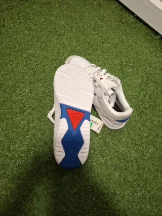 Zapatillas deportivas para niño de color  blanco.