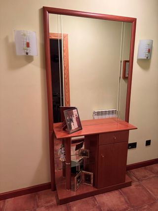 Mueble recibidor de madera y cristal con espejo