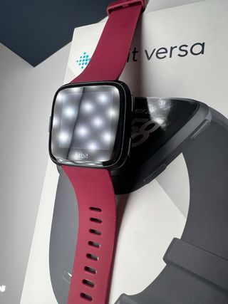 Fitbit Versa Smartwatch Rosso/Argento Nuovo