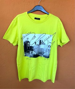 Camiseta Bershka amarilla estampada