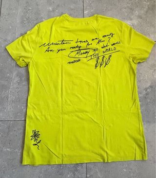 Camiseta Bershka amarilla estampada