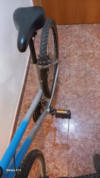 Bicicleta azul con cambios