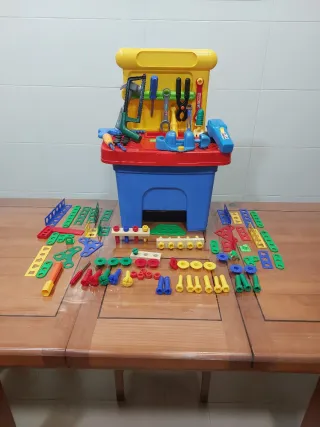 Banco de trabajo infantil con herramientas