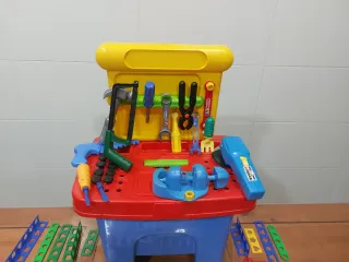 Banco de trabajo infantil con herramientas