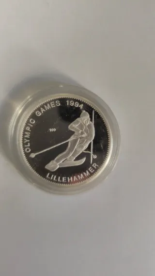 Monedas de plata .999 de diferentes tamaños.