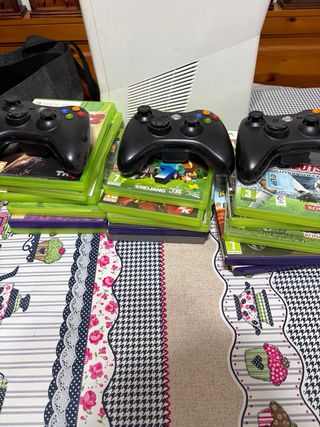 Xbox 360 Bianca + 3 Controller + 17 Giochi