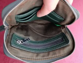 Cartera Benetton verde con logo