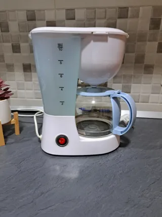 Cafetera de goteo blanca y azul