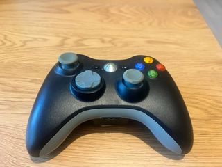 Consola Xbox 360 20GB. Con mandos y juegos.