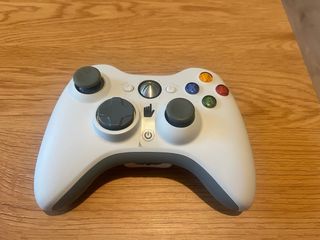 Consola Xbox 360 20GB. Con mandos y juegos.